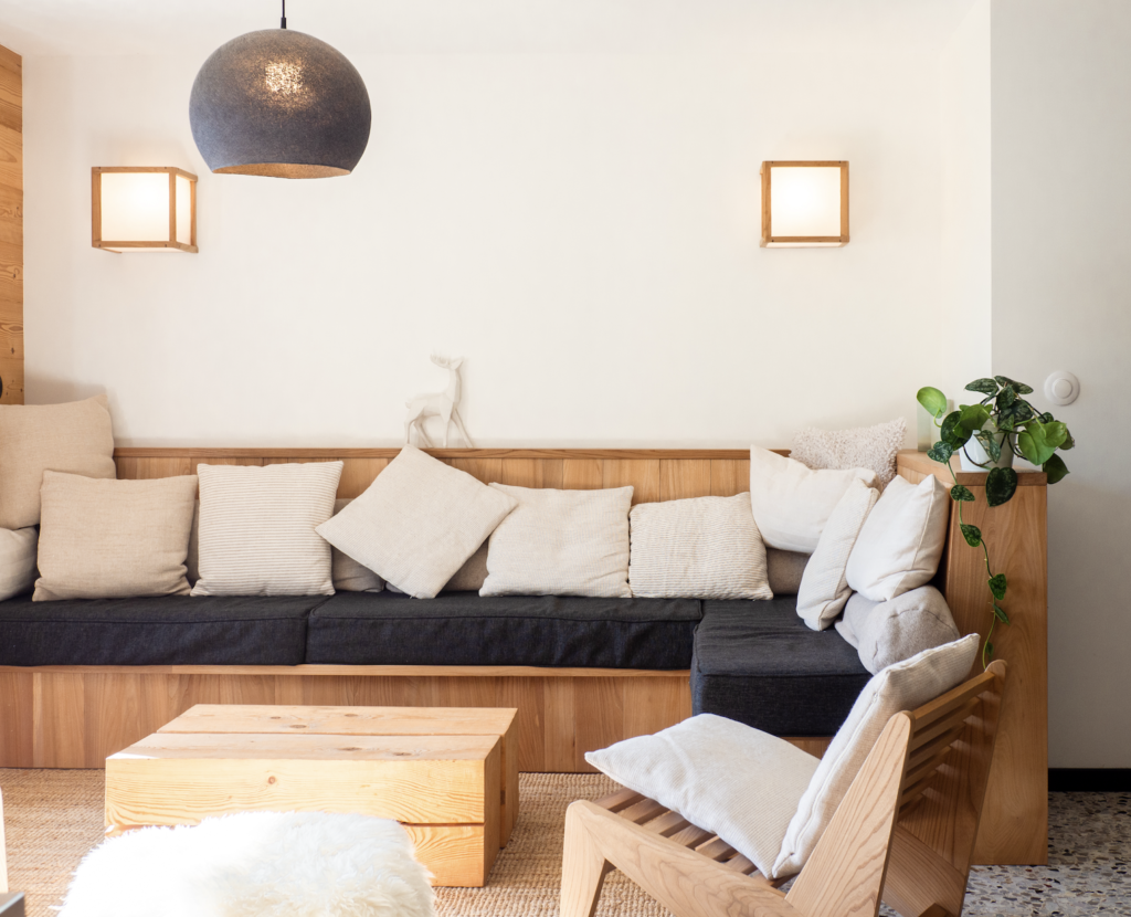 Salon cosy du gîte à villard de lans avec vue sur les montagnes de Villard de lans