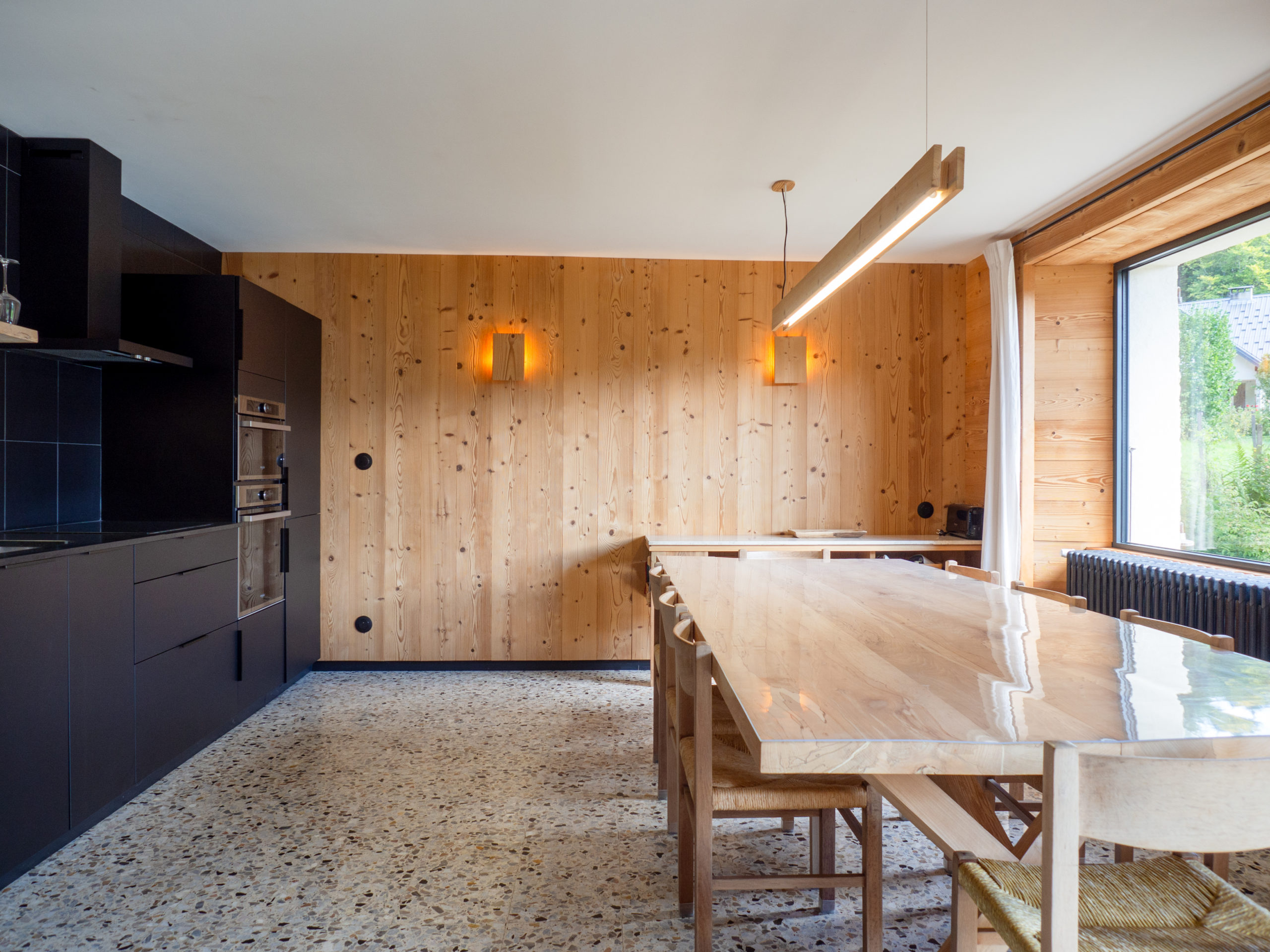 Une salle à manger / séjour XXL pour accueillir une grande famille ou des amis en quête de nature à Villard de Lans