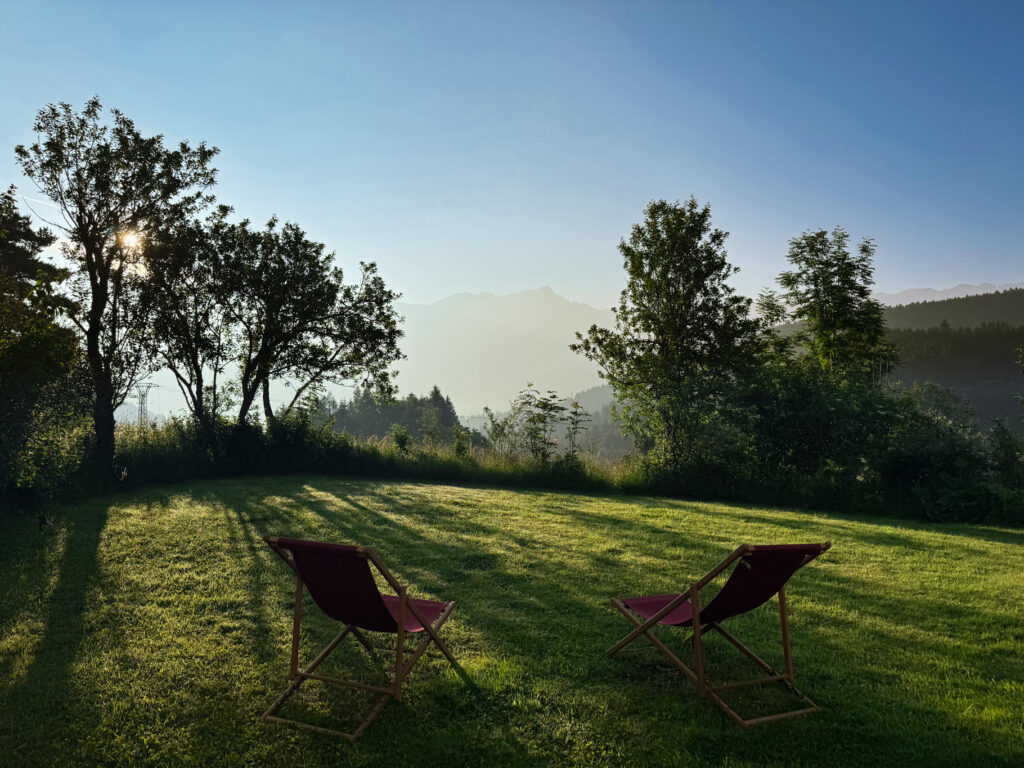Un jardin au calme avec vue sur les montagnes dans le hameau de Bois barbu, surplombant le village de Villard de Lans